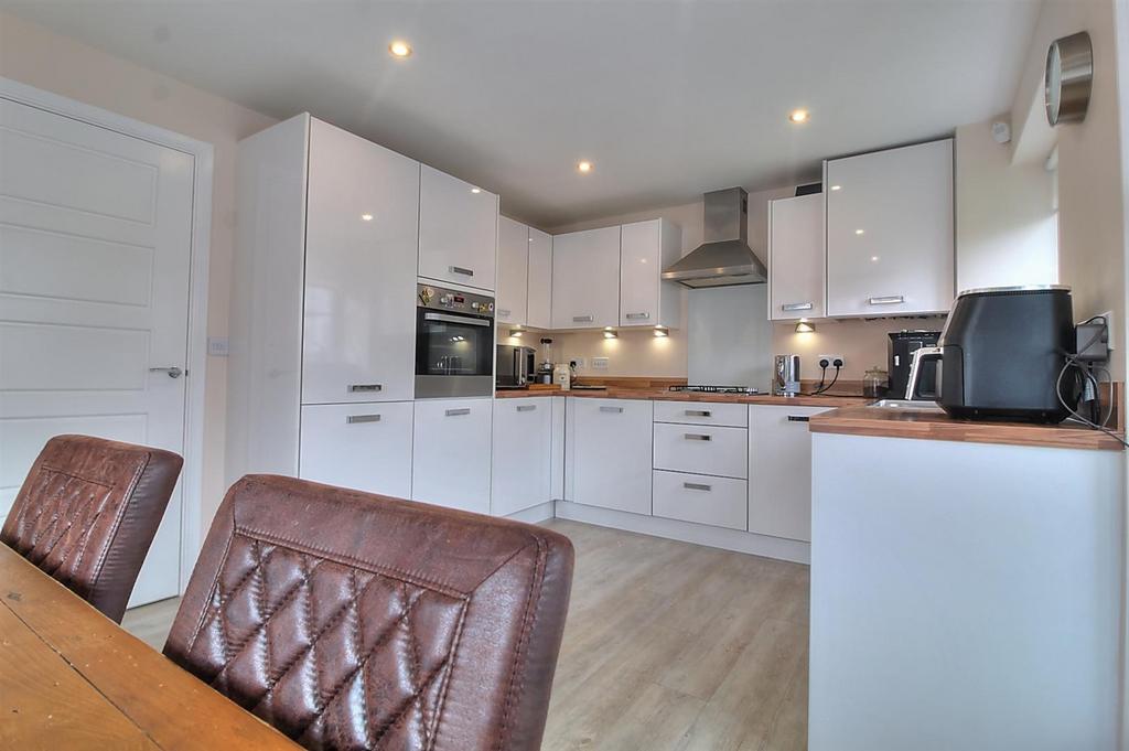 Kitchen 2.jpg