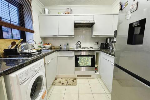 1 bedroom flat for sale, Gorse Meade, Slough