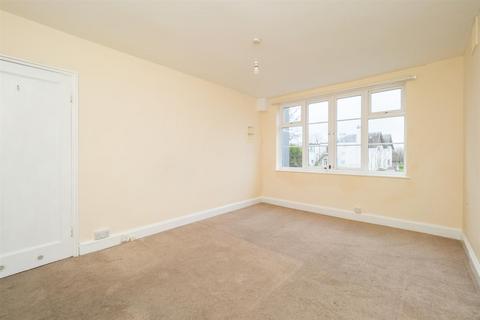 2 bedroom flat for sale, Brighton Road, Sutton