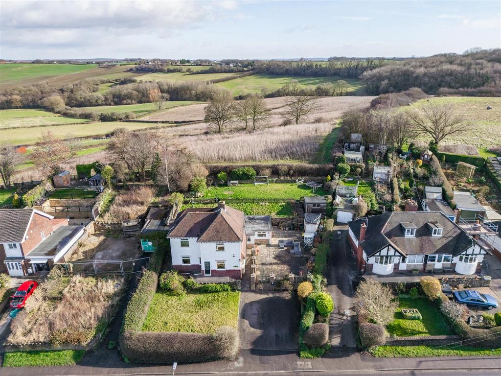 Shuttlewood Road, Bolsover, Chesterfield, S44 6NX 3 bed detached house