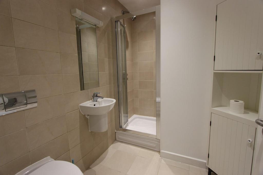 Bathroom 1.JPG