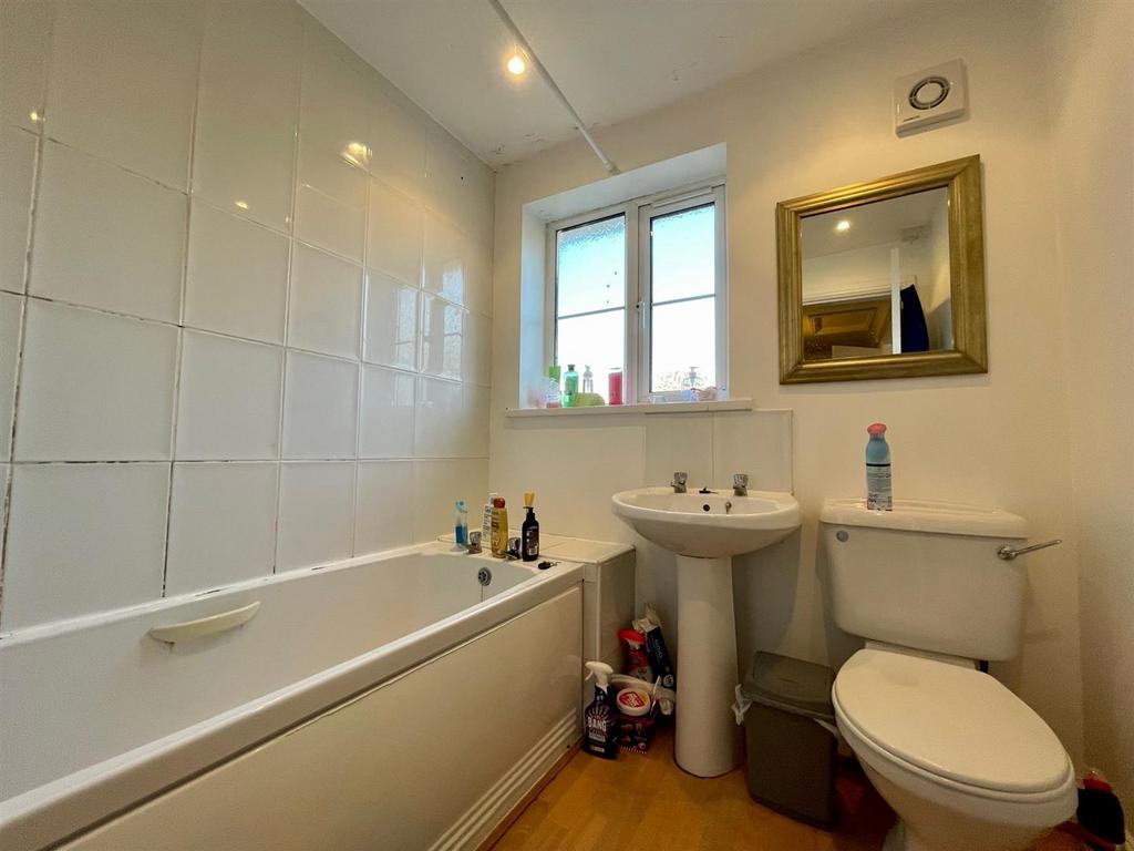 Bathroom 2.jpg