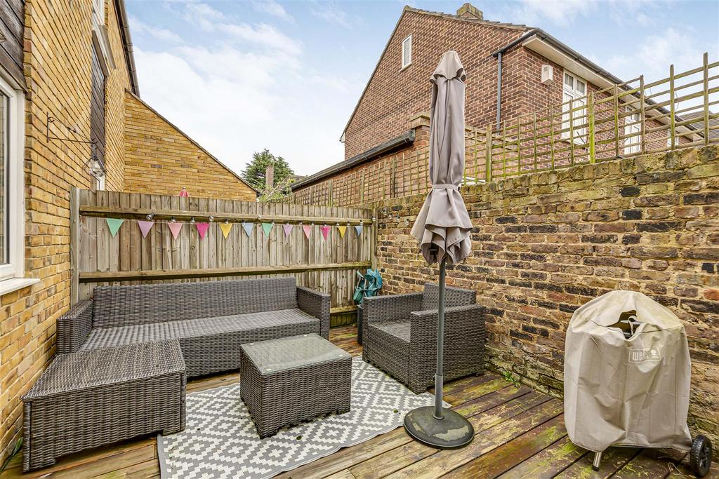 Pear Tree Court, Upper Richmond Road, Putney 2 bed maisonette for sale ...