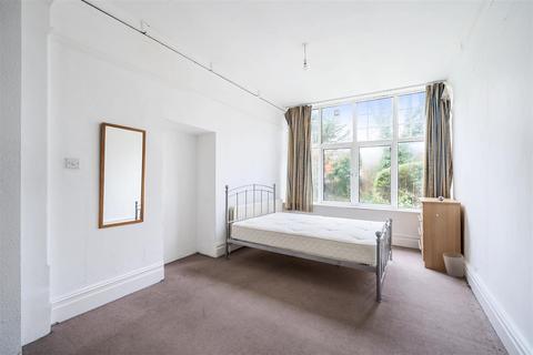 4 bedroom flat for sale - Blenheim Gardens, London NW2