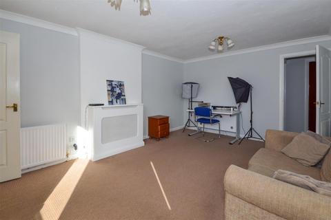 2 bedroom ground floor flat for sale, Cricketers Approach, Wakefield WF2