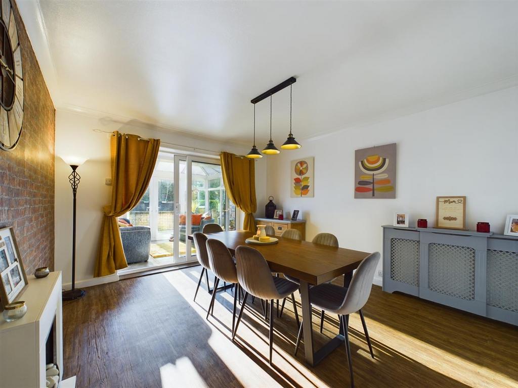 Dining room: