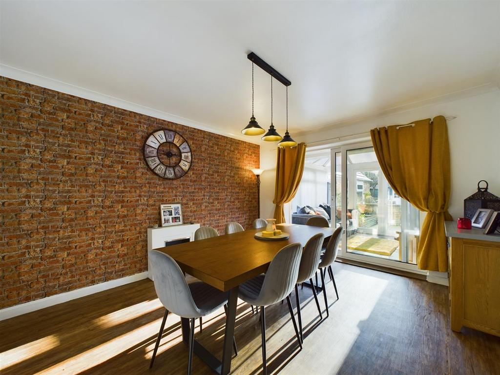 Dining room:
