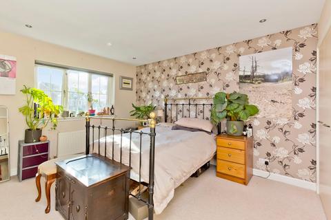 37 Lindsay Circus, Rosewell, EH24 9EN