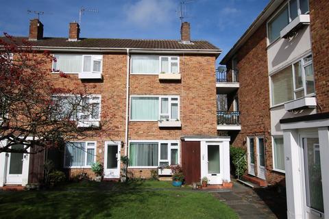 28 Linden Court, Leatherhead, KT22 7JG