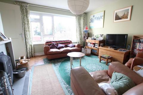 28 Linden Court, Leatherhead, KT22 7JG
