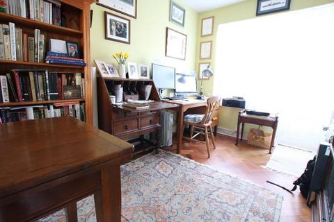 28 Linden Court, Leatherhead, KT22 7JG