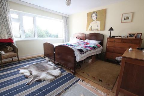 28 Linden Court, Leatherhead, KT22 7JG