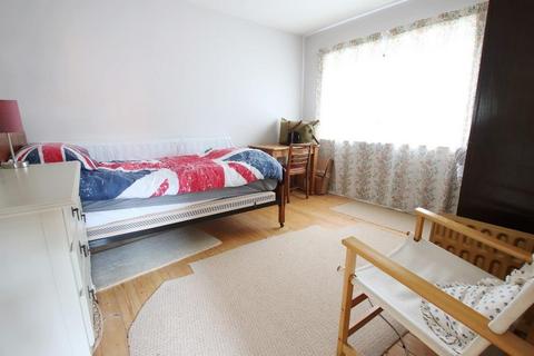 28 Linden Court, Leatherhead, KT22 7JG