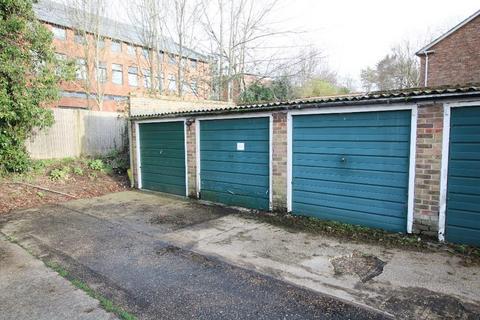 28 Linden Court, Leatherhead, KT22 7JG