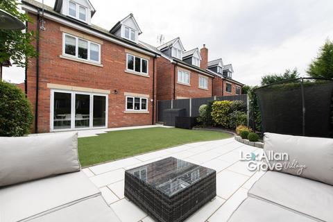 5 bedroom detached house for sale, Malvern Gardens, Hagley