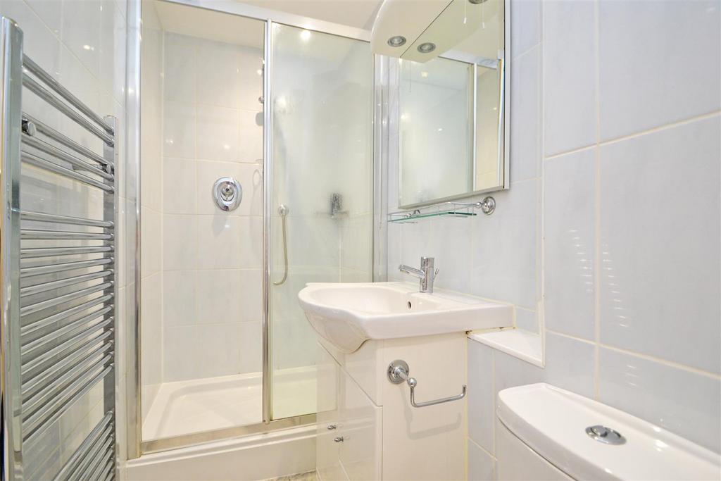 Castle Court 14 Shower Room.jpg