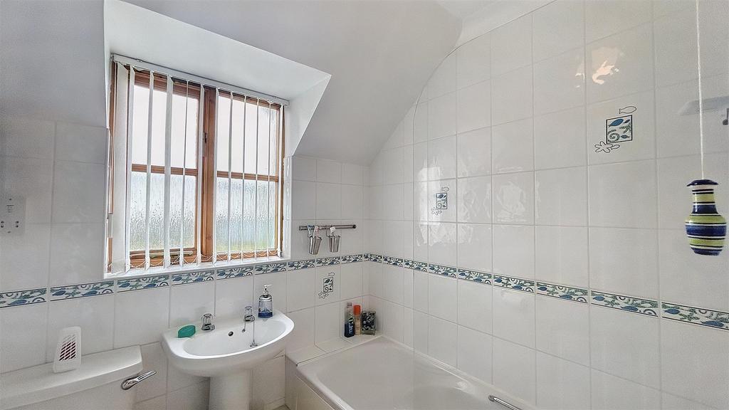 Bathroom (2).jpg