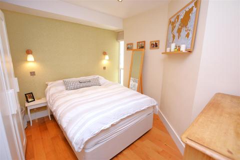 87 Kimble Road, London, SW19 2AU