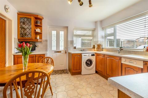 16 Dean Close, Mansfield, NG18 4DB