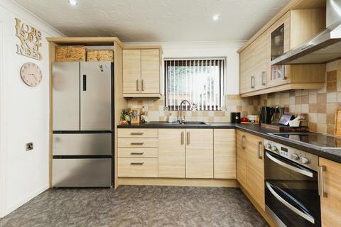 28 Falcon, Wilnecote, Tamworth, B77 5DN