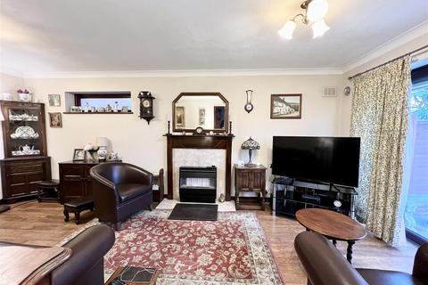 24 Brades Close, Halesowen, B63 2XZ