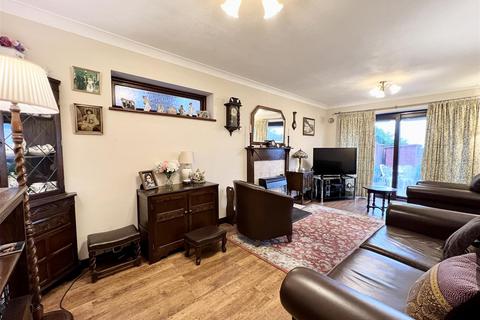 24 Brades Close, Halesowen, B63 2XZ