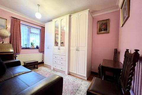 24 Brades Close, Halesowen, B63 2XZ