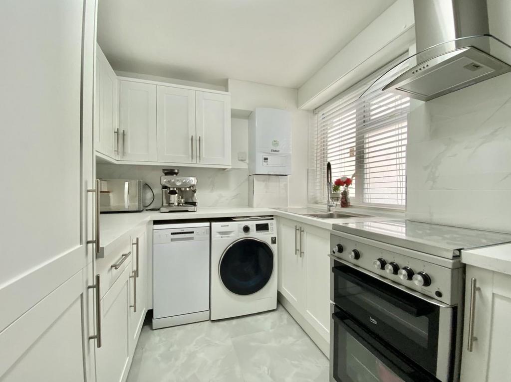 Douglas Crescent, Hayes 1 bed flat for sale £235,000