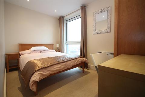 2 bedroom flat to rent - Prestons Road, London
