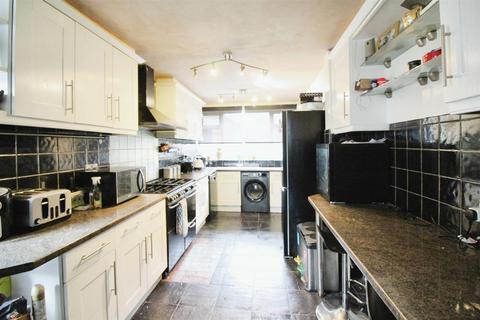 4 bedroom semi-detached house for sale - New Templegate, Leeds LS15