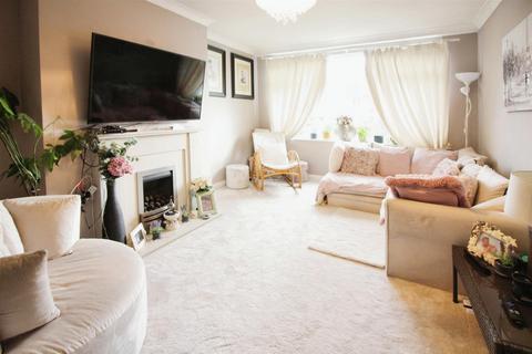 4 bedroom semi-detached house for sale, New Templegate, Leeds LS15