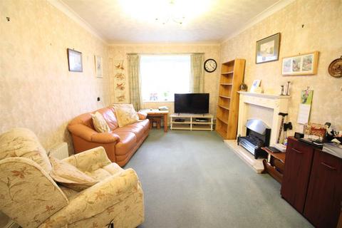 2 bedroom apartment for sale, Sandbed Lawns, Leeds LS15