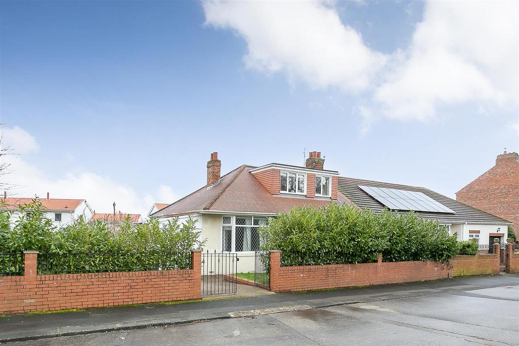 Sandringham Avenue, Benton, Newcastle... 3 bed semidetached bungalow