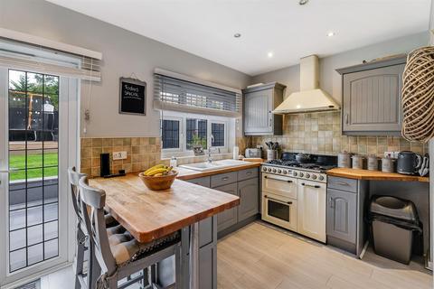 166 Kings Head Hill, London, E4 7NU