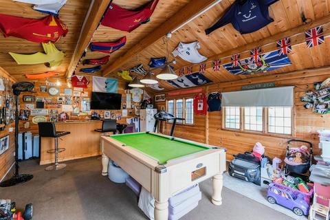 166 Kings Head Hill, London, E4 7NU