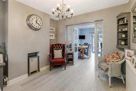 166 Kings Head Hill, London, E4 7NU