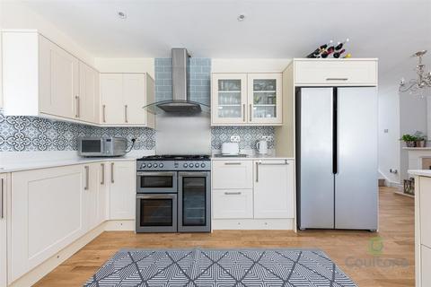 10 Harford Close, London, E4 7NH