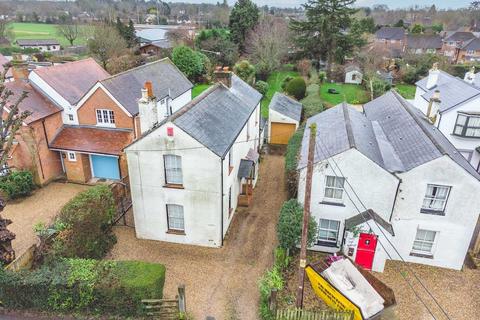 3 bedroom detached house for sale - One Pin Lane, Farnham Common SL2