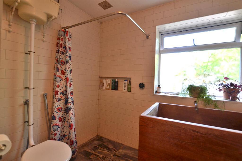 Family Bathroom 1.JPG