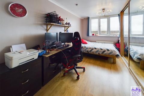 2 bedroom flat for sale, Humber Crescent, Strood, Rochester