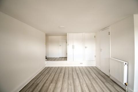 Studio to rent, St. Georges Road, London, E10