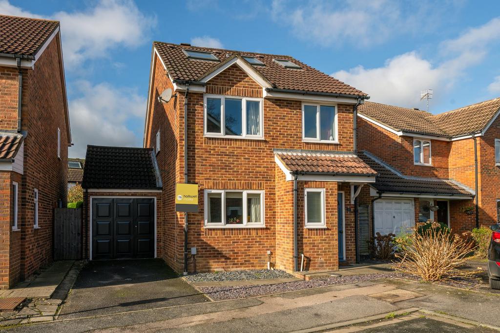 Kingfisher Drive, Redhill, RH1 4 bed detached house for sale £600,000