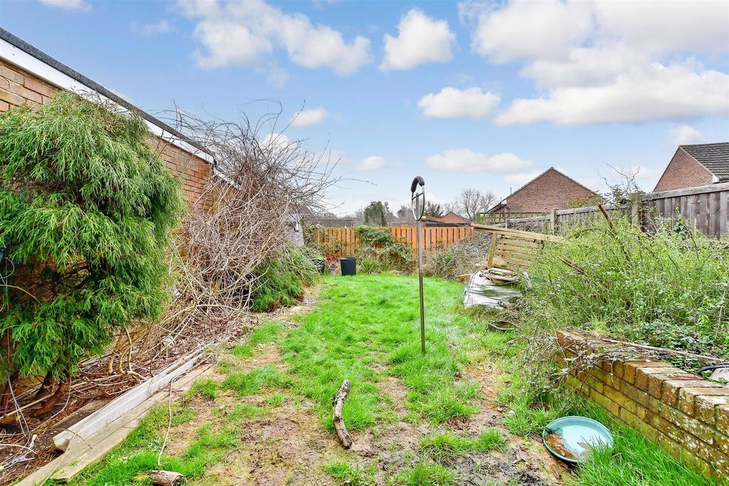 Leslie Crescent, Tenterden, Kent 3 bed semidetached house for sale £