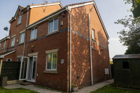 3 bedroom semi-detached house to rent, Braithwaite Road, Manchester, M24