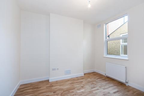 3 bedroom flat to rent, Chapter Road, London NW2