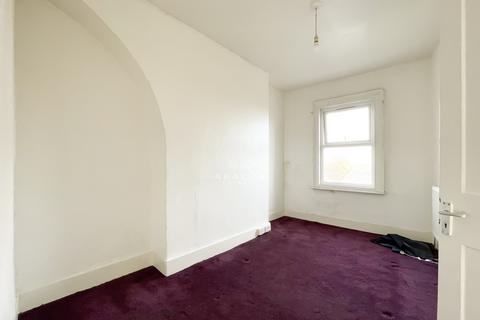 4 bedroom flat for sale, Craven Park, London NW10