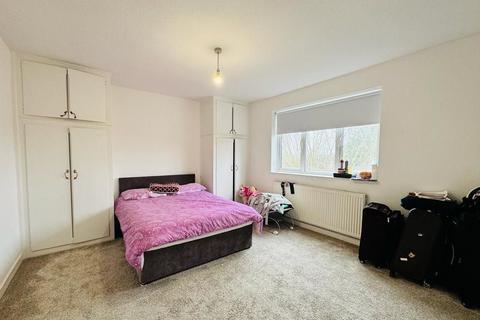 17a Brook Parade, Chigwell, IG7 6PQ
