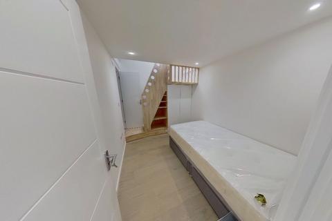 1 bedroom in a house share to rent, Madrid Road, Guildford