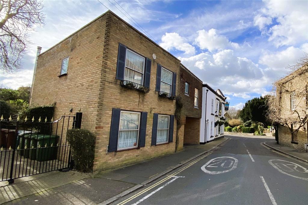 StainesuponThames, Surrey TW18 4 bed link detached house for sale £