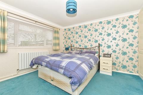 2 bedroom detached bungalow for sale - Worcester Close, Istead Rise, Kent